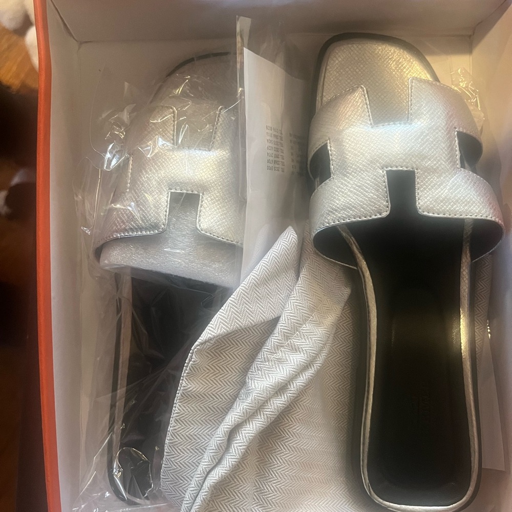 Faux leather H logo slide sandals size 7 brand new silver